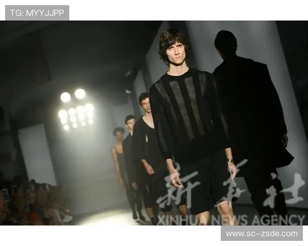 杨舒予穿得比开演唱会还奢华，网友：这是来打篮球的还是时装周的模特？